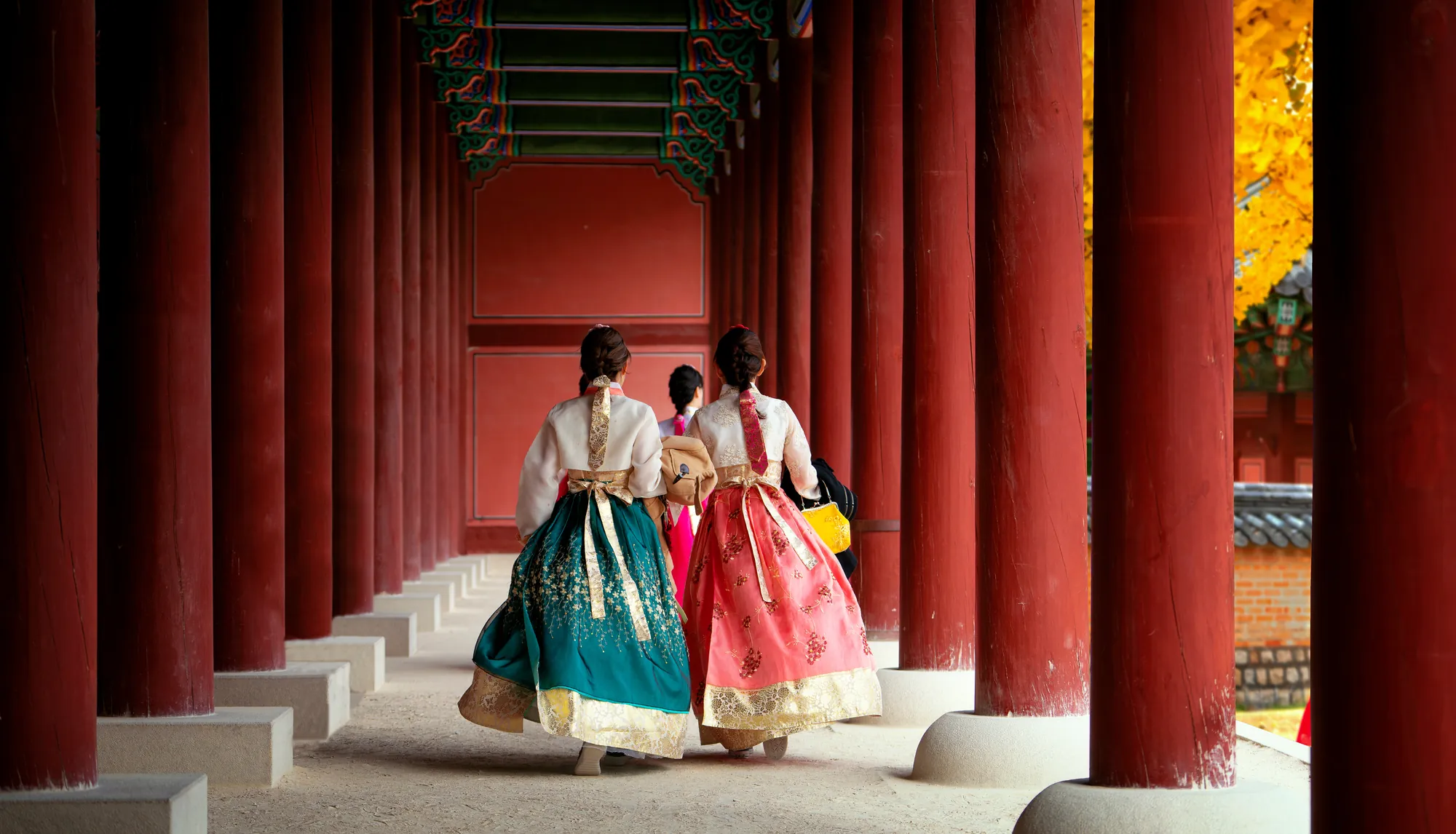 Palace colonnade, hanbok